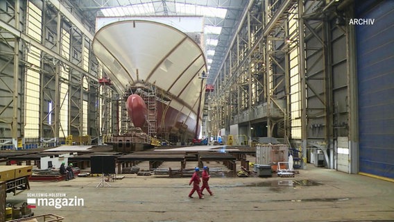 Ein Schiff wird in einer Werft gebaut. © Screenshot 