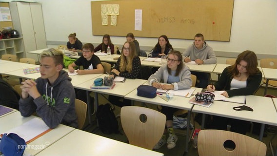 Schülerinnen in einem Klassenraum. © Screenshot 