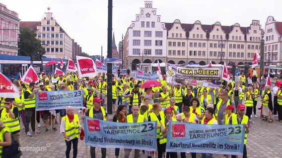 Menschen in gelben Warnwesten protestieren. © Screenshot 