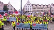 Menschen in gelben Warnwesten protestieren. © Screenshot 