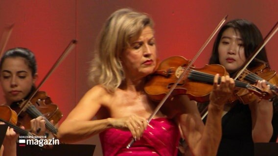 Anne-Sophie Mutter spielt die Geige bei einem Auftritt. © Screenshot 