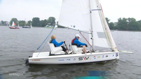 Leo Nüske und Annelie Kraatz auf einem Segelboot. © Screenshot 