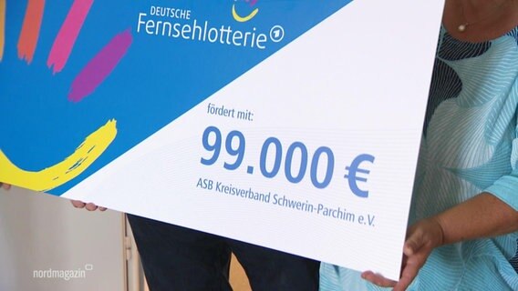 Nahaufnahme von einem symbolischen Check der Deutschen Fernsehlotterie in Höhe von 99.000 Euro. © Screenshot 