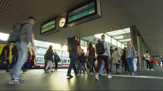 Menschen bewegen sich in einem Bahnhofsgebäude. © Screenshot 