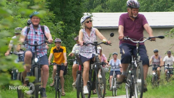 Eine Gruppe von Menschen bei einer Radtour. © Screenshot 