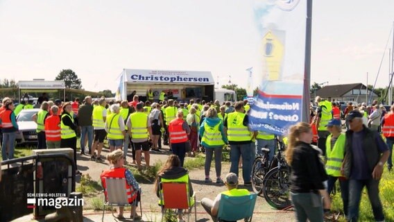 Menschen in Warnwesten bei einer Protestaktion © Screenshot 