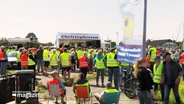 Menschen in Warnwesten bei einer Protestaktion © Screenshot 