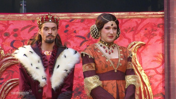 Szene aus den Veneta-Festspielen - Ein Herrscherpaar in mittelalterlichen Kostümen. © Screenshot 
