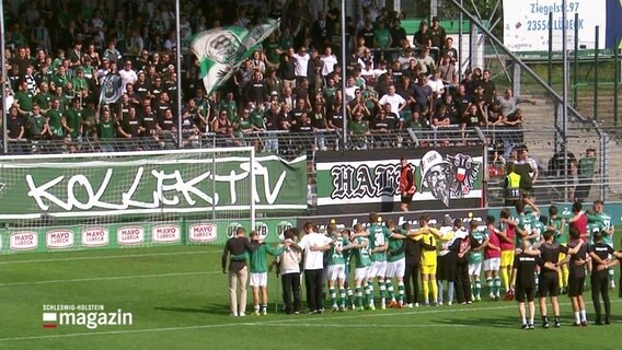 Das Team des VfB Lübeck hat sich vor den Fans aufgebaut © Screenshot 