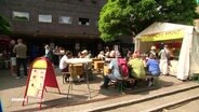 Festzelte sind vor der Bugenhagen-Kirche in Barmbek aufgebaut. © Screenshot 