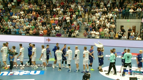 Die Mannschaften von Balingen-Weilstetten und THW Kiel verabschieden sich nach dem Spiel von einander. © Screenshot 