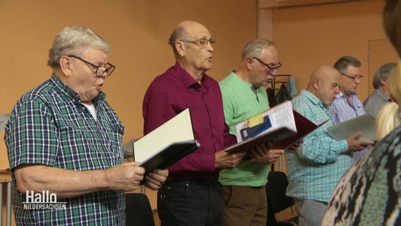 Mitglieder des "Chors der Deutschen aus Russland" beim Singen. © Screenshot 