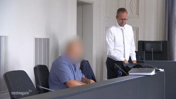 Ein Angeklagter vor Gericht. © Screenshot 