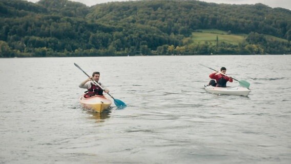 Zwei Kajakfahrer auf einem See. © Screenshot 