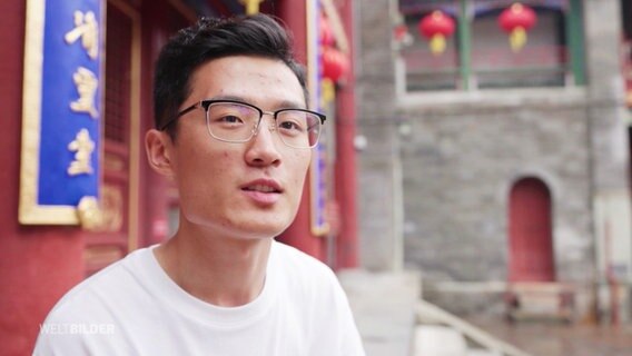 Ein junger Mann mit Brille schaut in die Kamera. © Screenshot 