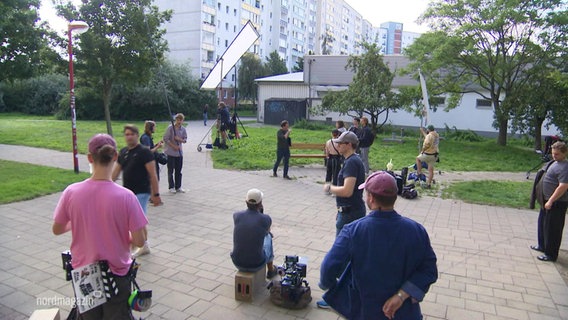 Am Set bei den Dreharbeiten des ZDF-Films "Mels Block". © Screenshot 