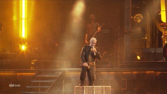Till Lindemann auf der Bühne. © Screenshot 