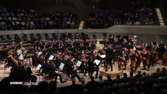 Ein Orchester auf der Bühne der Elbphilharmonie. © Screenshot 