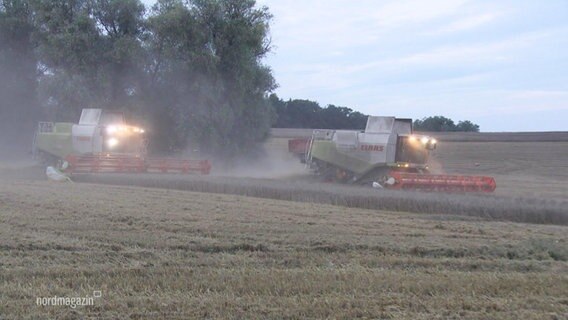 Erntemaschinen bei der Arbeit auf einem Feld. © Screenshot 