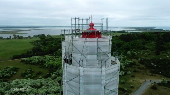 Ein Gerüst umgibt den Leuchtturm in Hiddensee. © Screenshot 
