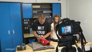 Robert Sanchez und Tochter Sophie arbeiten gemeinsam an einem Upcycling-Projekt. © Screenshot 