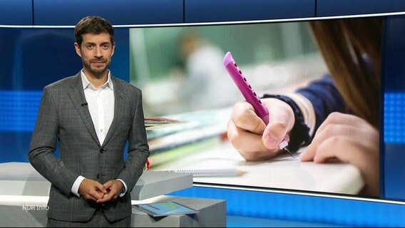 Daniel Anibal Bröckerhoff moderiert NDR Info. © Screenshot 