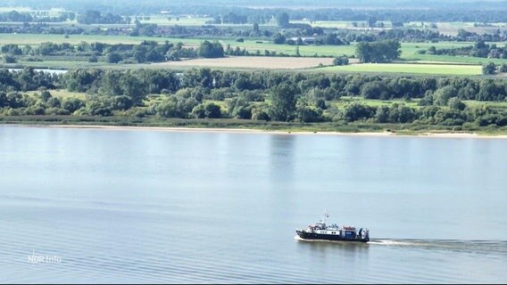 Ein Schiff fährt auf der Elbe. © Screenshot 