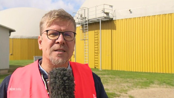 Reporter David Pilgrim berichtet live vom Außengelände der Bio-LNG-Anlage. © Screenshot 