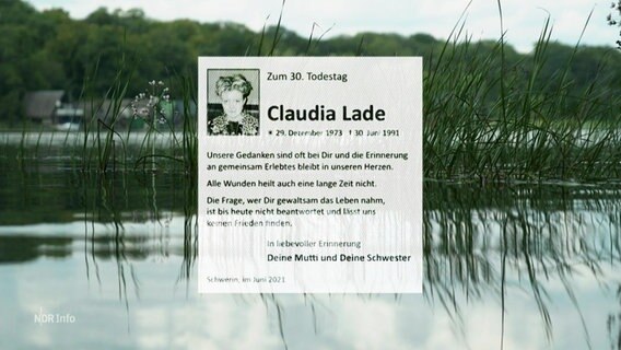 Eine Erinnerungsanzeige an den ungeklärten Mord an Claudia Lade, im Hintergrund ein Bild von einem See. © Screenshot 