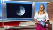 Nachrichtensprecherin Kathrin Kampmann, im Hintergrund ein Bild von einem Vollmond. © Screenshot 