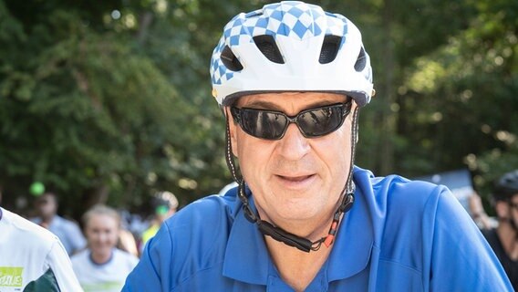 Bayerns Ministerpräsident Markus Söder im blau-weißen Fahrrad-Outfit. (extra 3 vom 31.08.2023 im Ersten) © NDR 