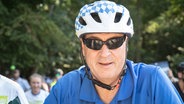 Bayerns Ministerpräsident Markus Söder im blau-weißen Fahrrad-Outfit. (extra 3 vom 31.08.2023 im Ersten) © NDR 