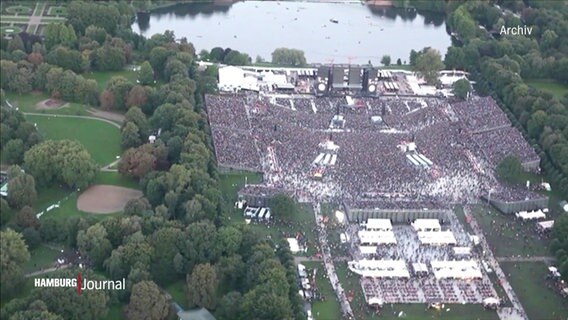 Der Hamburger Stadtpark mit Konzertbühne und großem Publikum aus der Vogelperspektive. © Screenshot 