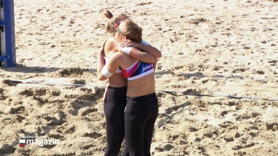 Zwei Volleyball-Spielerinnen die sich umarmen. © Screenshot 