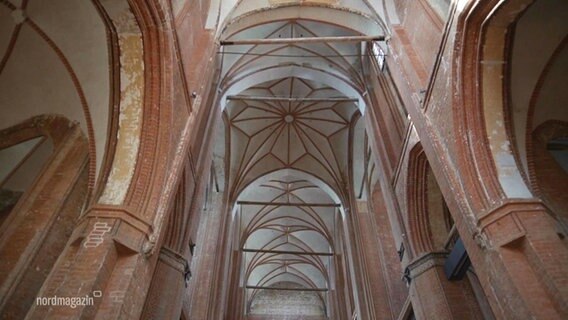 Blick in ein Kirchengewölbe aus Backstein. © Screenshot 