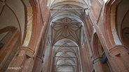 Blick in ein Kirchengewölbe aus Backstein. © Screenshot 