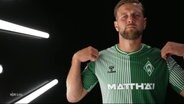 Füllkrug, der sein Trikot mit den Fingern hochzieht. © Screenshot 