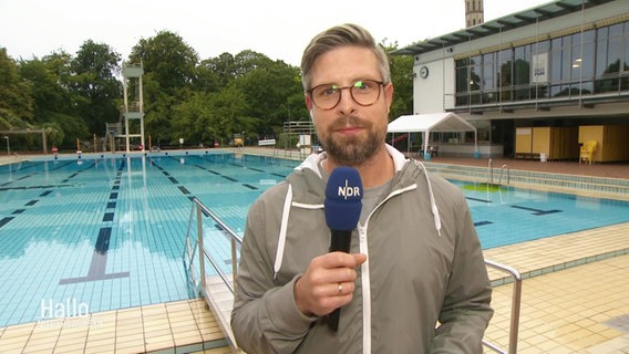Der Reporter Matthias Zimmermann in einem Freibad. © Screenshot 