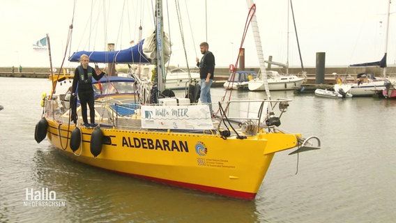 Das Forschungsschiff "Aldebaran" läuft in einen Hafen ein. © Screenshot 