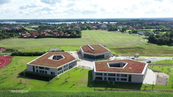 Der Neue Schulcampus in Zarrentin aus der Luft betrachtet. © Screenshot 