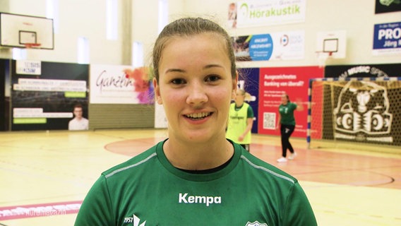 Eine Handballerin spricht in die Kamera. © Screenshot 