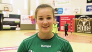 Eine Handballerin spricht in die Kamera. © Screenshot 