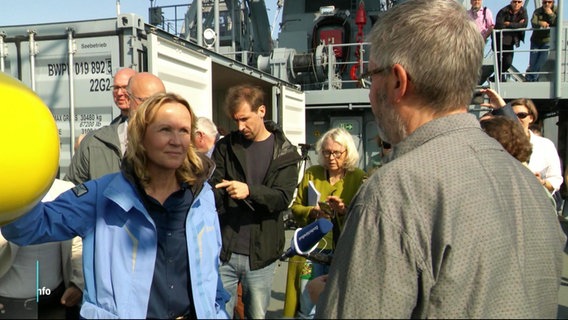 Die Bundesumweltministerin Steffi Lemke umgeben von Personen auf einem Schiff. © Screenshot 