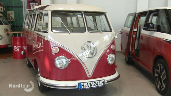 Ein historischer VW-Bulli steht in einer Halle. © Screenshot 