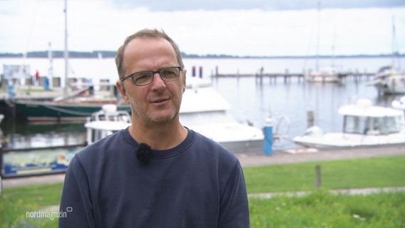 Der Meteorologe Stefan Kreibohm vor einem Hafen auf der Insel Hiddensee. © Screenshot 