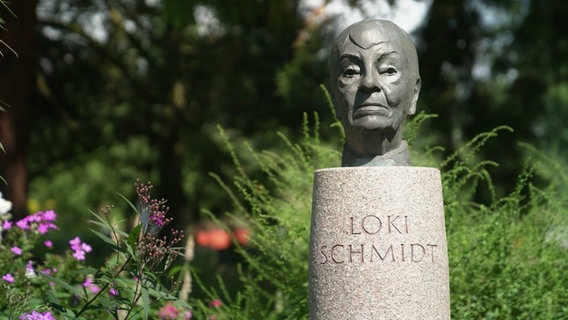 Eine Büste von Loki Schmidt steht in einem Garten. © Screenshot 