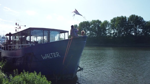 Ein blaues Boot namens "Walter" liegt auf einem Fluss. © Screenshot 