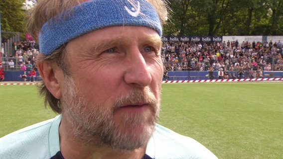 Bjarne Mädel mit Stirnband bei einem Benefiz-Fußballspiel © Screenshot 