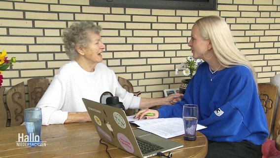 Die 93-jährige Gertrud im Gespräch mit Lisa Lauter © Screenshot 