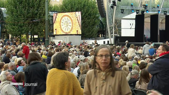 Menschen am Rathausmarkt vor dem Start von "The World of John Neumeier" © Screenshot 